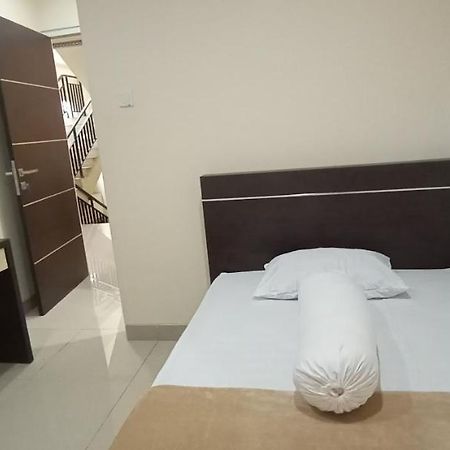 Giant Kost Hotel Tangerang Buitenkant foto