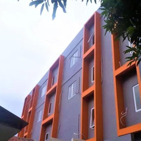 Giant Kost Hotel Tangerang Buitenkant foto