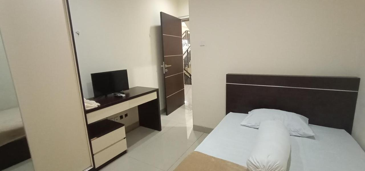 Giant Kost Hotel Tangerang Buitenkant foto