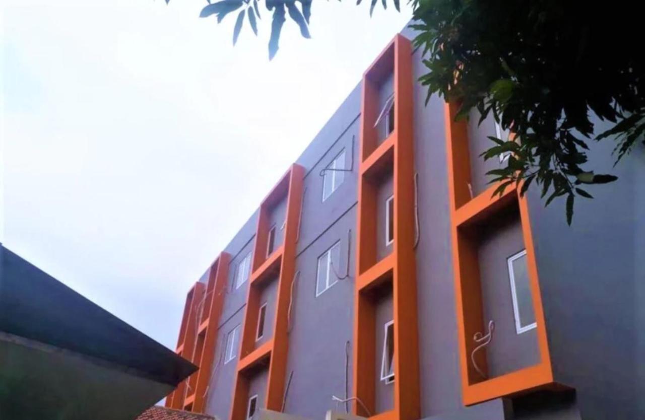 Giant Kost Hotel Tangerang Buitenkant foto